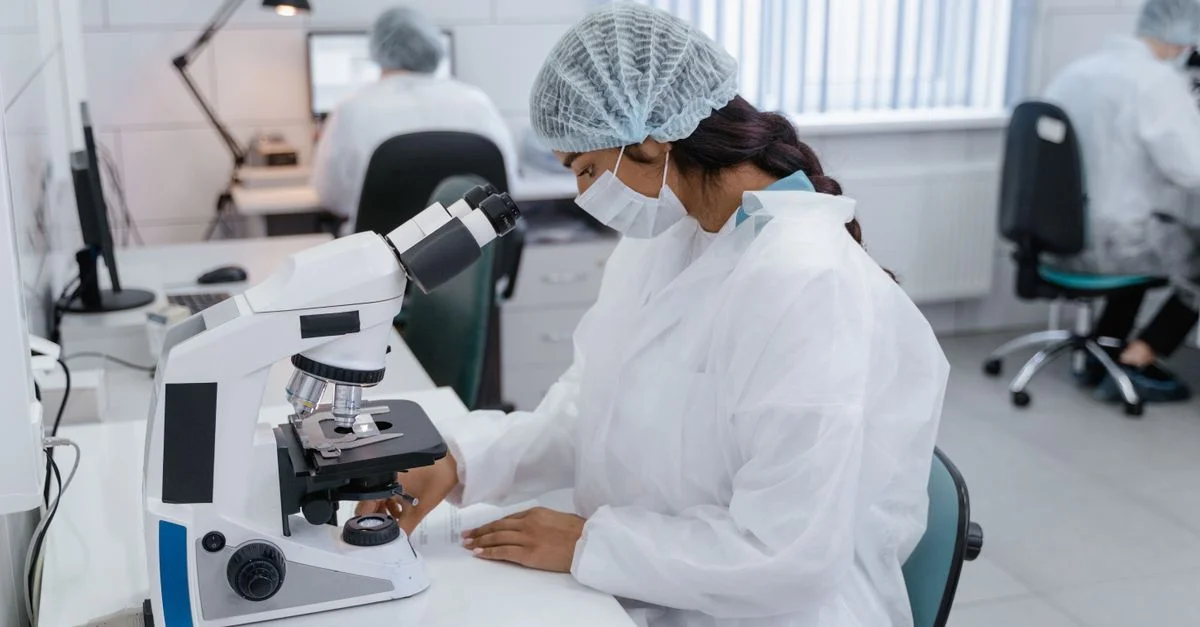 Des chercheurs dans un laboratoire utilisant des microscopes et réalisant des expériences.